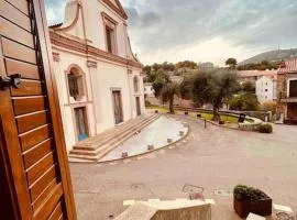Charmant petit appartement place de l eglise