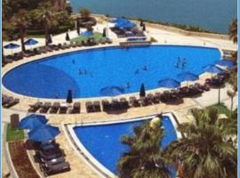 Comfy Stays Sea View Apartments at DeadSea Samarah Resort, accommodation sa Swemeh