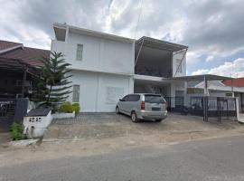 OYO 93654 Gr Kost Kaladan, hotel u gradu 'Rantau'