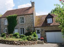 Beautiful 6-Bed Beautiful Farmhouse with pool, holiday rental in Saint-Sauveur-de-Carrouges