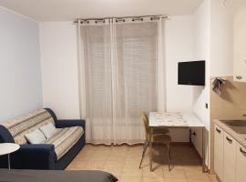 Mihousing-GM1, Ampio Monolocale nelle vicinanze di Milano e Monza, hotel em Carugate