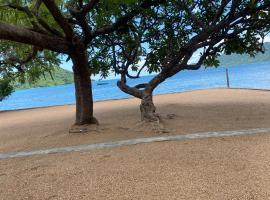 Capricorn Beachfront Cottage, hotel v destinaci Cape Maclear