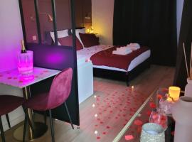 Nuit d'évasion love room avec baignoire balnéothérapie, hotel in Toulon