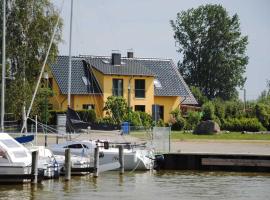 Ferienhaus am kleinen Hafen, hotel med parkering i Neuendorf