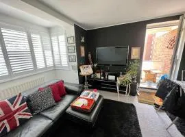 CENTRAL HOVE Large 2 bedroom Private residence with PARKING & BEACH HUT
