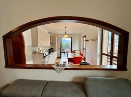 Kibilù - Laveno Lago Maggiore ampio trilocale con balcone e posteggio, cheap hotel in Laveno