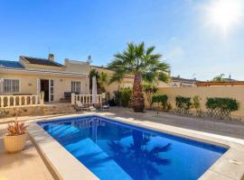 Charming House with private pool in urb saint Louis, cabin in Torrevieja