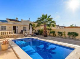 Charming House with private pool in urb saint Louis, בקתה בטורבייחה