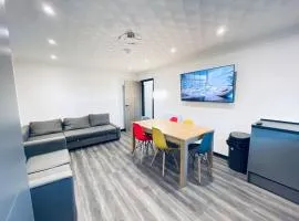 Burmer Central Bliss: Modern 3BR/1BA, Full Kitchen