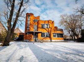 2-Bedroom Apt Above Venti Restaurant Near Xpo, hotel v destinaci Zwevegem