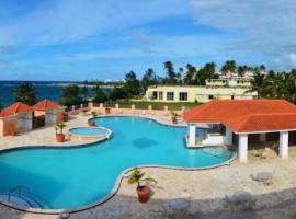 Beachfront Studio Apt w/ Full Kitchen & Pool, apartment in Isabela