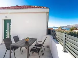 Beautiful Apartment In Okrug Gornji