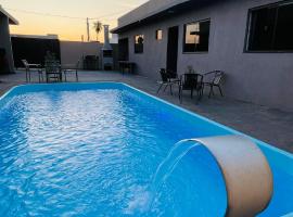 Casa com piscina, rumah liburan di Bonito