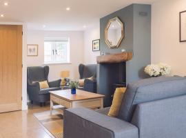Contemporary mid-terrace cottage, hotel in Priors Marston