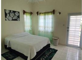 Beautiful TownHouse, hotel in Rodney Bay Village