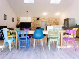 Ancien cuvage rénové au cœur du vignoble, hotel v destinaci Prissé