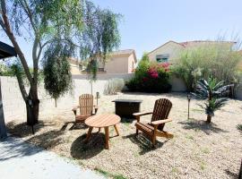 Stylish Cozy Townhouse with King Bed & Parking Near Arizona State University, Mill Avenue & Tempe Downtown, hotel en Tempe