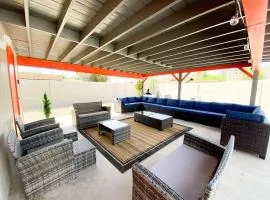 Alluring townhouse for up to 6 guests with 2 KING beds, Grill, and free parking