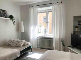 Modern and Bright Studio with Top Location, hotel din Helsinki