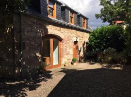 Converted coach house with parking in Pittenweem, apartamento em Pittenweem