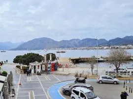 Castle81homes Red, sea view central flat