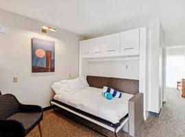Cape Suites Room 8 - Free Parking! Hotel Room, hotel em Rehoboth Beach