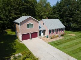 14mi to Mt. Snow! Arcade, Private Suite, King Bed!, casa a Whitingham