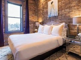 124 Lofts - Downtown Dundee - Walk to Dining, hotel en West Dundee