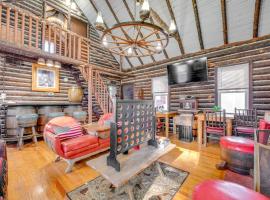 Rustic Blakeslee Cabin with Gas Grill Near Skiing!, hotell i Blakeslee