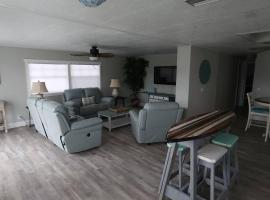 So Beachy! A family and Pet-friendly Spacious Home, gististaður í Fort Myers