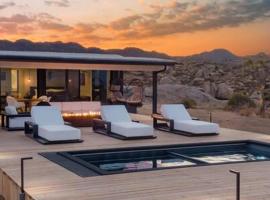 Atomic Ranch l Modern Pool Cabin Against 250 Acres、Pioneertownのコテージ