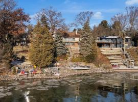 Stunning 4BR Cottage with Lake View, pet-friendly hotel in Barrie
