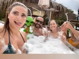 Chalés do AVOHAY, lindo chalé com privativa banheira hidromassagem aquecida, apenas 2 minutos da Vila de São Jorge Chalé Guita