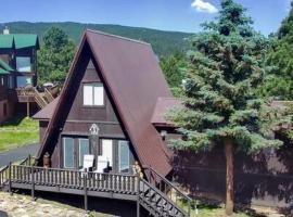 Rustic Mountain Getaway~Golf~Skiing~Hiking, hotel pro pobyt s domácími mazlíčky v destinaci Angel Fire