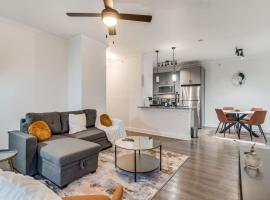 Elegant 1BR with resort style pool near The Domain, hotel di Austin