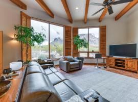 Apache Junction Desert Gem with Patio and Views!, hotel em Apache Junction