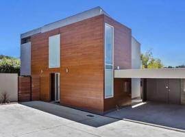 New Architect designed Coastal retreat-water views, hotel v destinaci Hobart
