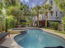 The Happy Place by AvantStay Steps to the Beach Ping Pong Putting Green, pet-friendly hotel in Isle of Palms