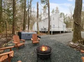Cozy Pocono haven with lake access, hot tub, indoor & outdoor fireplace, games and pet friendly
