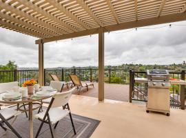 Idyllic Vista Guest House with Deck and Stunning Views, mökki kohteessa Vista