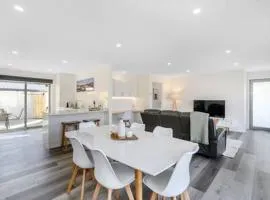 New Mod Home 2 bed bath Home 12km to CBD Airport