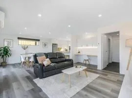 New Mod Home 2 bed bath Home 12km to CBD Airport
