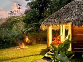 Cabin in the jungle, sea view, campfire, breakfast, lággjaldahótel í Puerto Jiménez