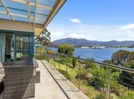 The Bay Waterfront home 10 min to CBD Sleeps 9