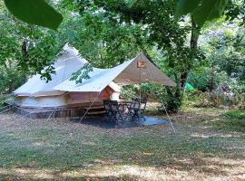 CAMPING LE BEL AIR tente insolite Sibley's 4 personnes-LE ROMARIN, hôtel à Limogne-en-Quercy