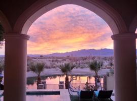 Family-friendly Riverfront mansion pool and spa in a calm cove of the Colorado River, gisting í Bullhead City