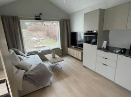 Eget hus anno 2024 Danderyd, 15min till STHLM city, cottage in Danderyd