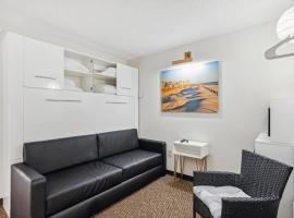 Cape Suites Room 6 - Free Parking! Hotel Room, hótel í Rehoboth Beach