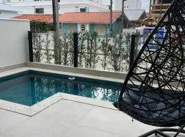 Apartamento com piscina a 100 metros da praia