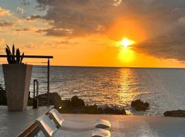 Sunrise 1 - 2 Bed Suite - Beachside - Ground Floor, Hotel in Whitehouse
